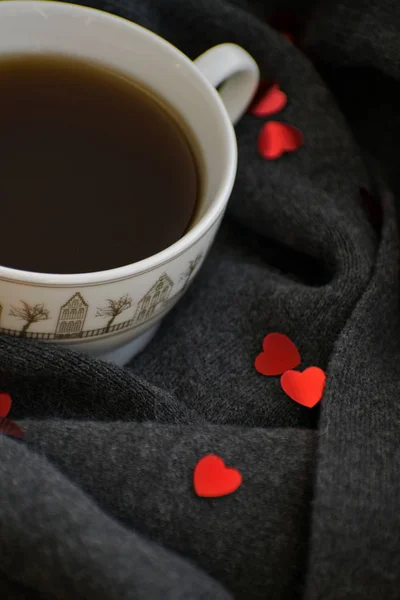 Mysiga mjuka grå halsduk med en kopp kaffe. Morgon. Alla hjärtans dag — Stockfoto