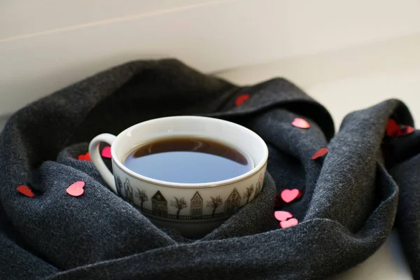 Bir fincan kahve ile rahat yumuşak gri eşarp. Sabah. Sevgililer günü — Stok fotoğraf