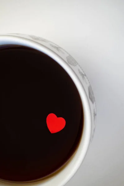 Copo de amor, café com coração vermelho. Dia dos Namorados. Bom dia. . — Fotografia de Stock