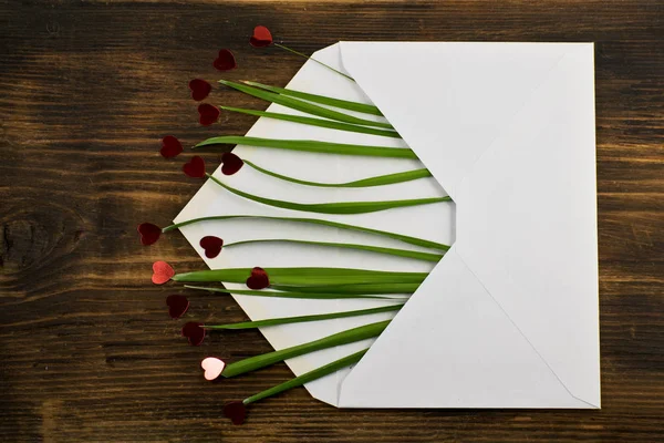 Envelope with red heart and grass. Love letter. Valentine's Day. The 14th of February. — Stock Photo, Image