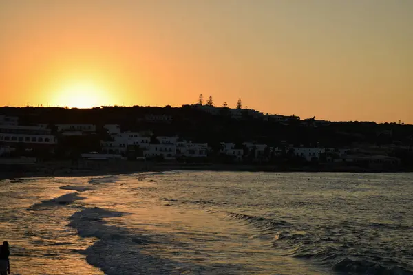 Heldere zonsondergang aan zee in Griekenland. — Stockfoto