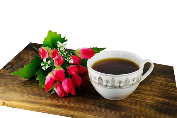 Kopp te och gula tulpaner på en trä bakgrund. En bukett med gula tulpaner och en kopp kaffe. — Stockfoto