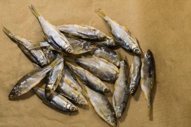 Kurutulmuş balık. Kahverengi Kraft kağıt üzerinde balık. Kasvetli.