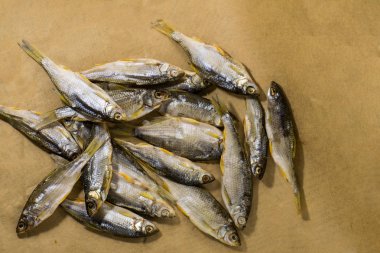 Kurutulmuş balık. Kahverengi Kraft kağıt üzerinde balık. Kasvetli.