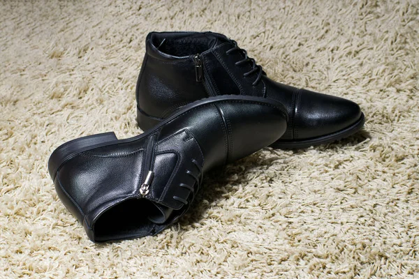 Stivali di pelle da uomo nero. Eleganti scarpe da uomo nero . — Foto Stock