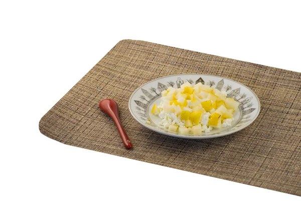 Queso de cabaña con pera en el plato. Cuajada fresca, crema agria y pera para una alimentación saludable . —  Fotos de Stock