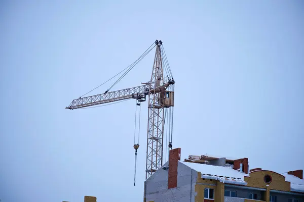 Industrial construction crane and building. Construction cranes on sky background. — Stock Photo, Image