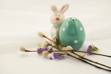 Paskalya tavşanı, yumurta ve bahar çiçekleri.