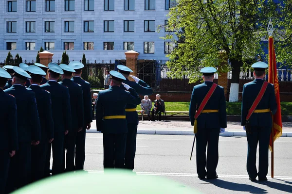 Yoshkar-Ola, Rusia - 9 Mei 2016. Parade kemenangan. Tentara menunjukkan kesiapan mereka untuk mempertahankan tanah air mereka . — Stok Foto