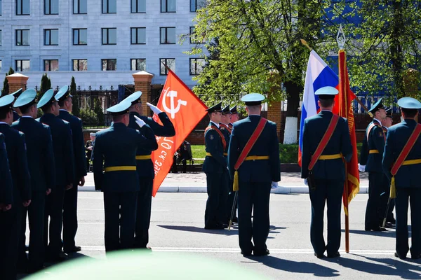 Yoshkar-Ola, Rússia - 9 de maio de 2016. Desfile da vitória. Soldados demonstram sua prontidão para defender sua pátria . — Fotografia de Stock