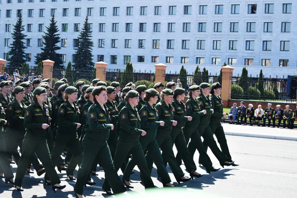 Yoshkar-Ola, Oroszország-május 9-én 2016-ban. Győzelem parade. Katona bizonyítani készségüket, hogy megvédjék hazájukat. — Stock Fotó