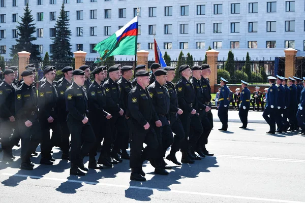 Yoshkar-Ola, Oroszország-május 9-én 2016-ban. Győzelem parade. Katona bizonyítani készségüket, hogy megvédjék hazájukat. — Stock Fotó