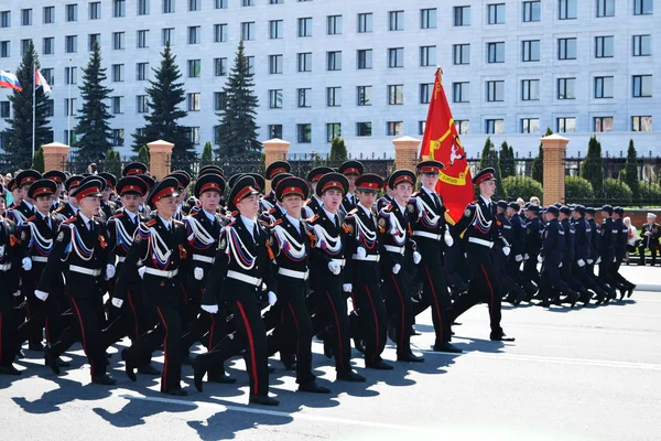 Yoshkar-Ola, Ρωσία-Μάιος 9, 2016. Παρέλαση νίκη. Στρατιώτες αποδεικνύουν την ετοιμότητά τους να υπερασπιστούν την πατρίδα τους. — Φωτογραφία Αρχείου