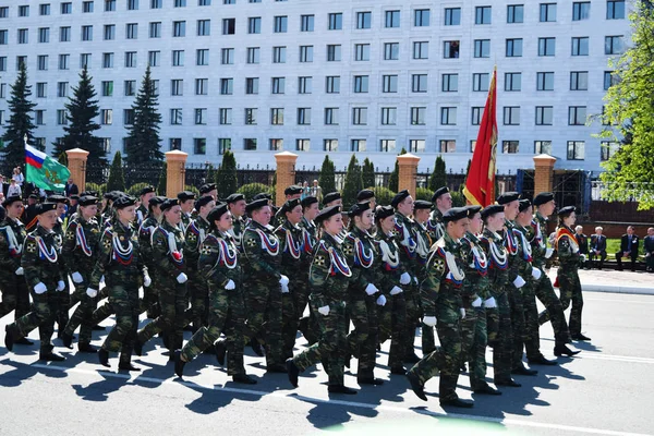 Yoshkar-Ola, Oroszország-május 9-én 2016-ban. Győzelem parade. Katona bizonyítani készségüket, hogy megvédjék hazájukat. — Stock Fotó