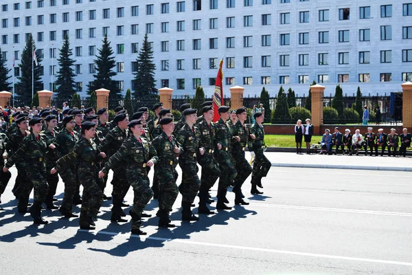 Yoshkar-Ola, Oroszország-május 9-én 2016-ban. Győzelem parade. Katona bizonyítani készségüket, hogy megvédjék hazájukat. — Stock Fotó