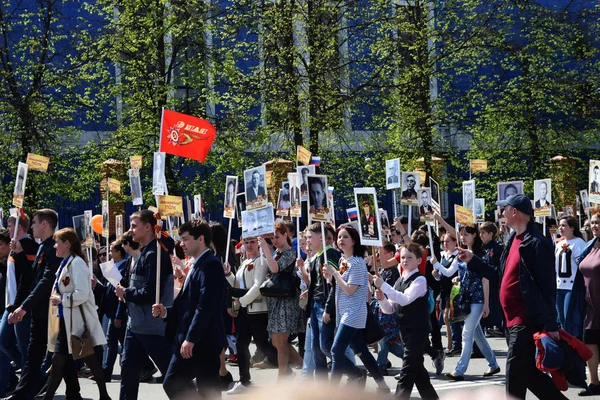 Yoshkar-Ola, Rusya-9 Mayıs 2016. Geçit töreni ölümsüz bir alay.