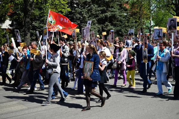 Yoshkar-Ola, Ρωσία-Μάιος 9, 2016. Παρέλαση από μια αθάνατη Σύνταγμα. — Φωτογραφία Αρχείου