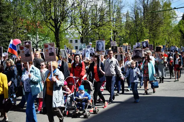 Yoshkar-Ola, Rusya-9 Mayıs 2016. Geçit töreni ölümsüz bir alay.