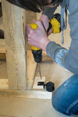 Bir elektrikli tornavida ile genç bir adam