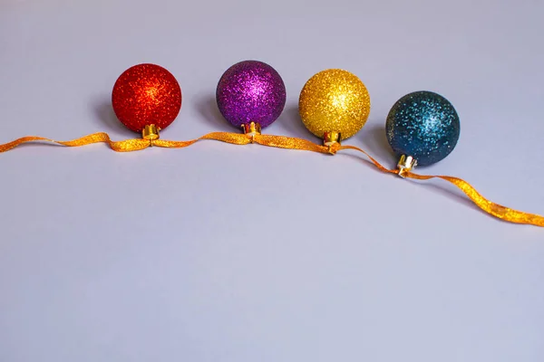 Яркие сверкающие рождественские шары на светлом фоне . — стоковое фото