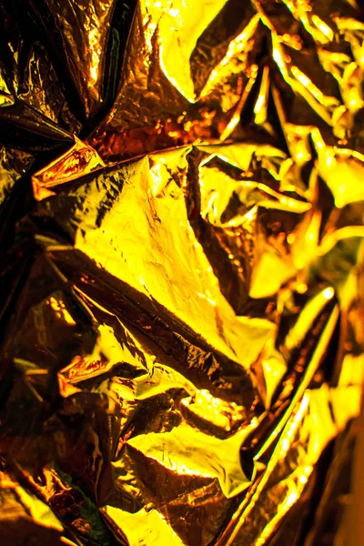 Fondo dorado de Navidad brillante. Textura brillante lámina de oro amarillo . —  Fotos de Stock