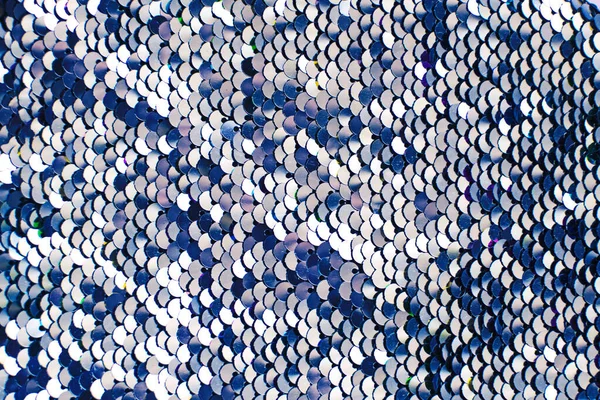 Piezas de tela con lentejuelas azules y plateadas. Fondo de brillo. Textura de lentejuelas — Foto de Stock