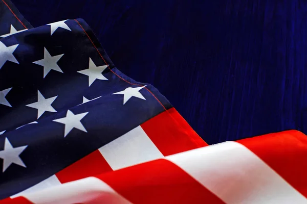Bandera americana sobre un viejo fondo azul de madera . —  Fotos de Stock