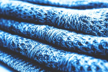 Örülmüş mavi süveter dokusu. Kablo desenli klasik mavi doku.