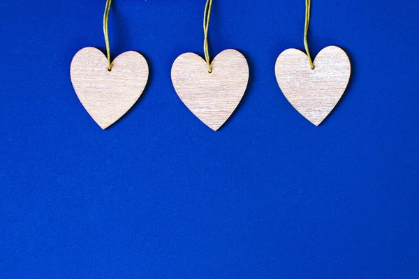 Trä hjärtan på vacker klassisk blå bakgrund. Alla hjärtans dag gratulationskort. — Stockfoto