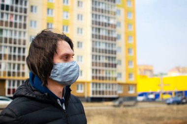 Virüslere karşı koruyucu maskeli genç bir adam. Enfeksiyonu ve virüsleri durdur.