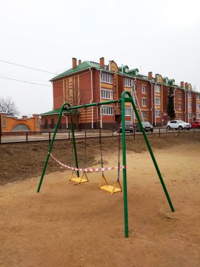 Europa 'da kapalı çocuk parkı. COVID-19 şehirde güvenlik ve koruma.