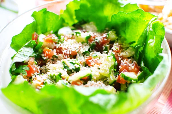 Salade de légumes avec tomates, concombre, laitue et graines de sésame dans un bol. Une alimentation saine et adéquate . — Photo
