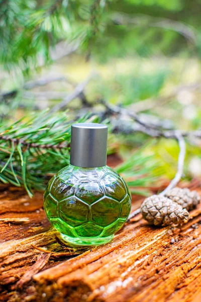 Perfume bottle on a natural background. Natural ingredients and eco-friendly materials. — Stock Photo, Image