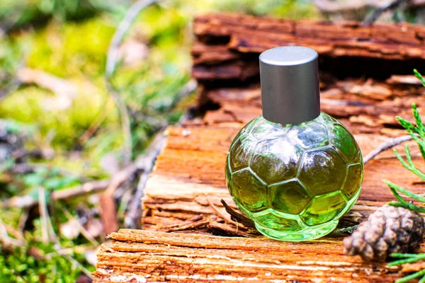 Perfume bottle on a natural background. Natural ingredients and eco-friendly materials. — Stock Photo, Image