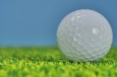 Golf topu yeşilde, atış için hazır.