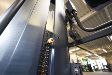 Spor salonundaki ağırlıkların düşük açılı görüntüsü.