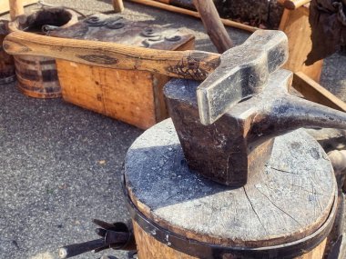 Atölyedeki eski marangoz aletleri 