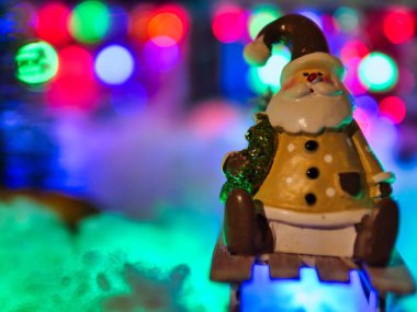 Bokeh arka planında Noel karında komik bir oyuncak. 