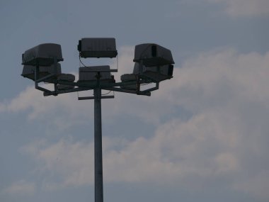 Mavi bulutlu gökyüzüne karşı iletişim sisteminin düşük açılı görünümü 