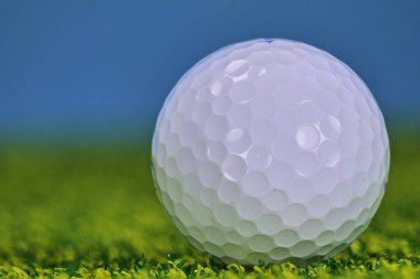 Golf topu yeşilde, atış için hazır.