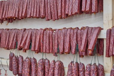 çeşitli tütsülenmiş salam, kurutulmuş ve dilimlenmiş