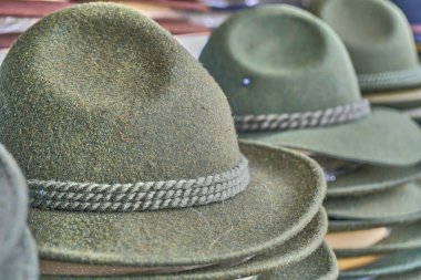 Pazarda satılık şapkalar, yakın çekim manzarası.