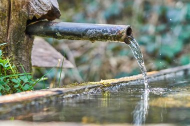 Eski boru manzaralı, açık havada akan su, seçici odaklı.                         