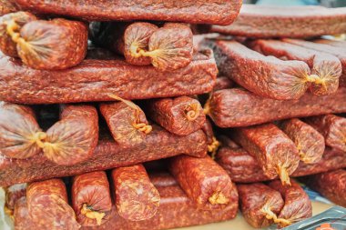 Tütsülenmiş et ve sarımsaklı salam.