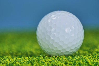 Golf topu yeşilde, atış için hazır.