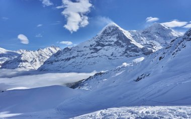 Güzel dağlarda kar kaplı manzaralar  