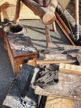 Atölyedeki eski marangoz aletleri 