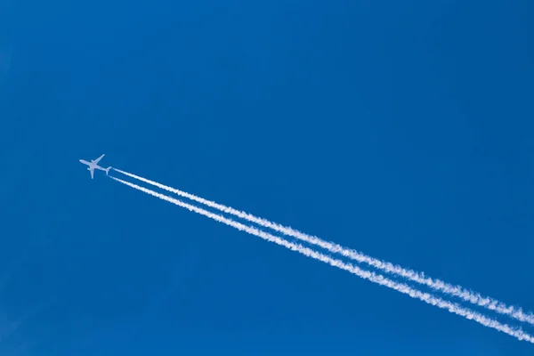 Mavi gökyüzünün üzerinde uçan uçak