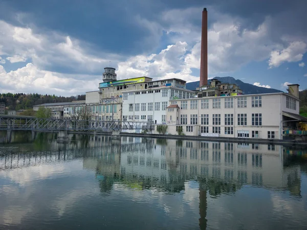 Nehrin önünde büyük bir şömine kulesi olan kullanılmayan selüloz fabrikası Atisholz, Solothurn, İsviçre