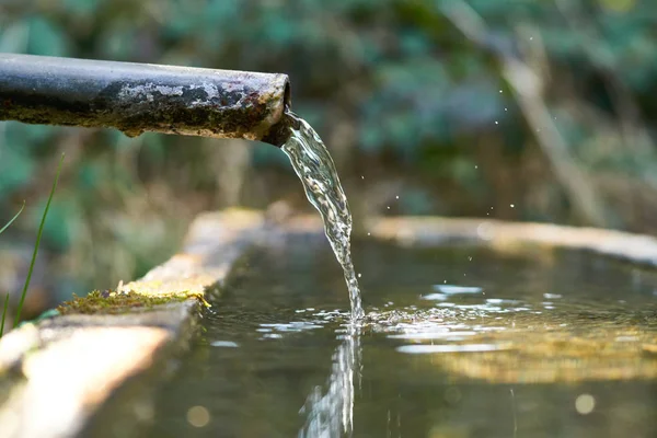 Eski boru manzaralı, açık havada akan su, seçici odaklı.                         
